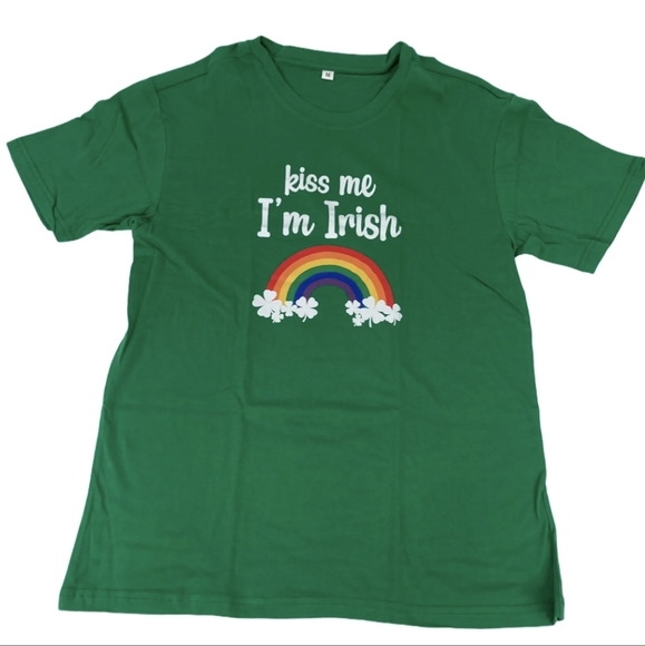 St Patrick's Day "Kiss Me I'm Irish" Green Shamrock Rainbow T-shirt - Picture 1 of 6